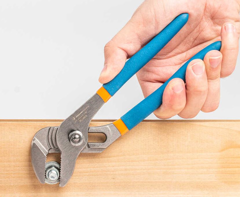 Pump pliers for an electrician